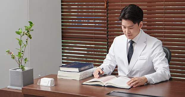 진료실에서 자료를 살펴보는 고영협 대표원장